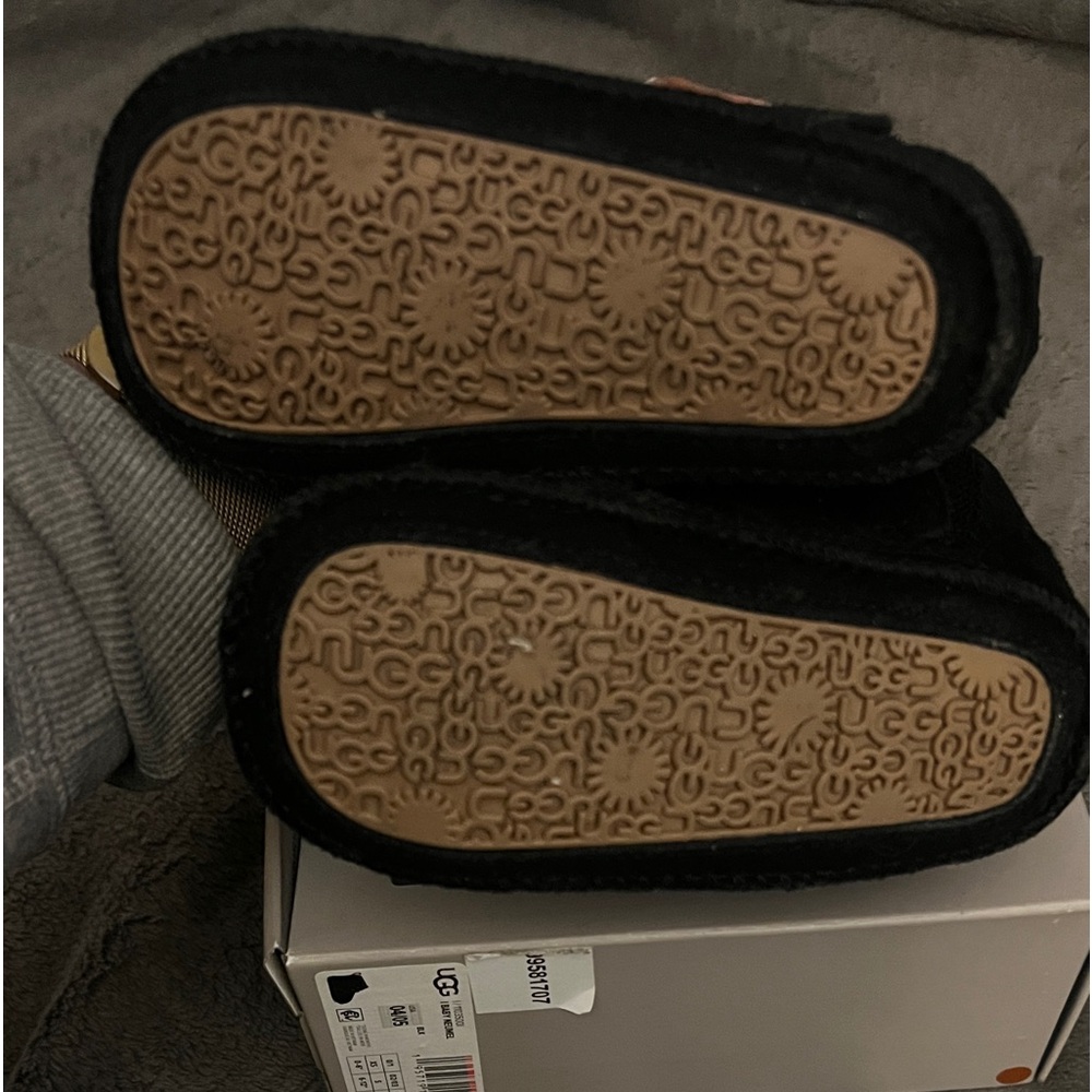 Infant Ugg booties size 4/5 (fits about 12-18 months)
